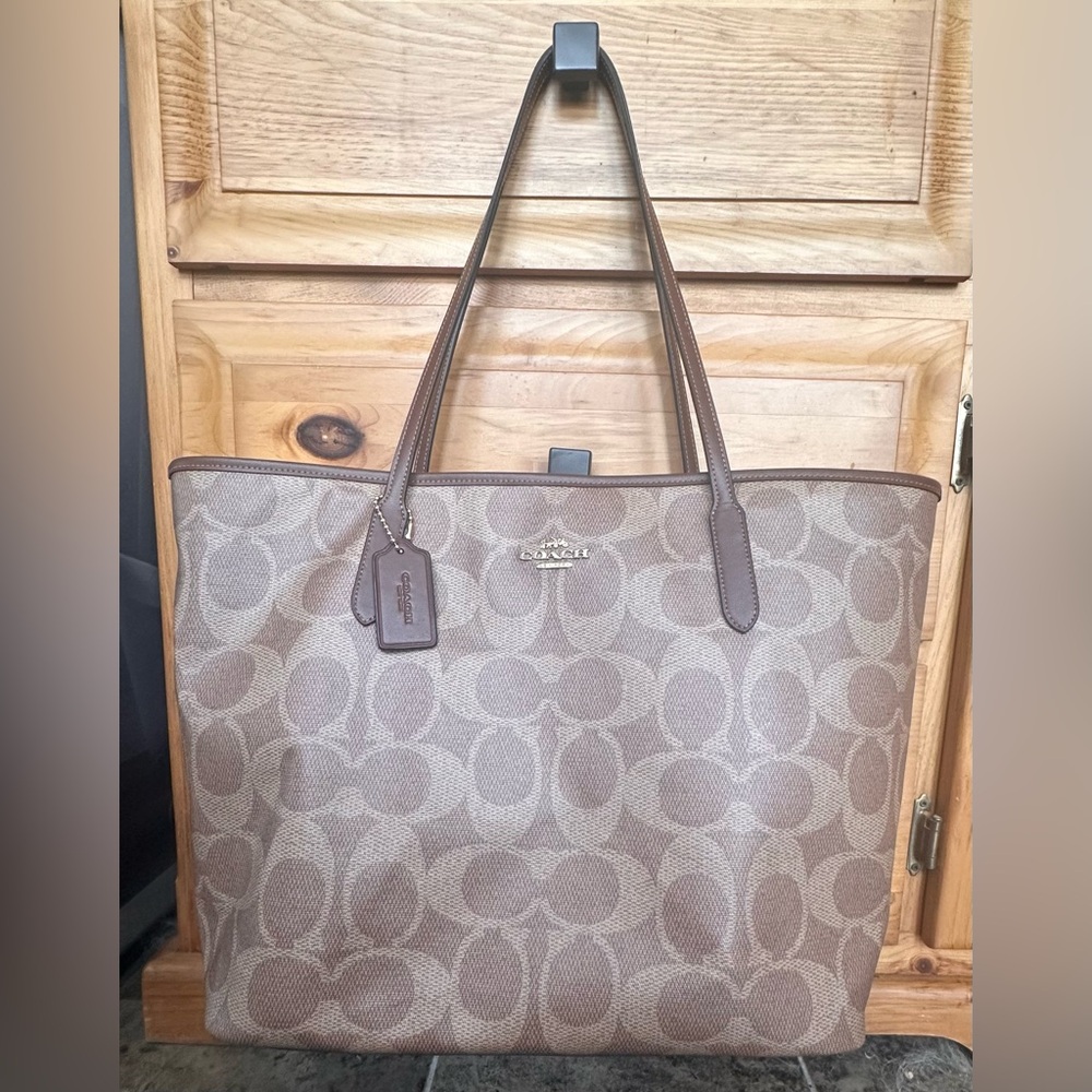 Coach City ToteSignature Canvas